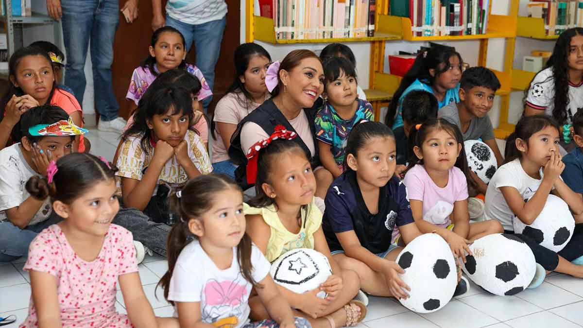 Disfrutan niñas y niños en curso de primavera en la biblioteca pública Erick Paolo Martínez