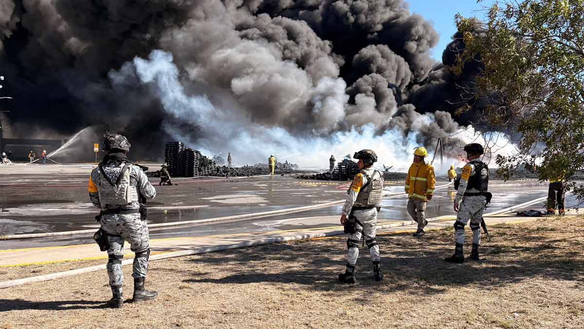 Voraz incendio consume instalaciones de vidriera en San Luis Potosí