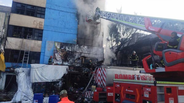 Incendio en el Mercado de Sonora de la CDMX consume un centenar de puestos