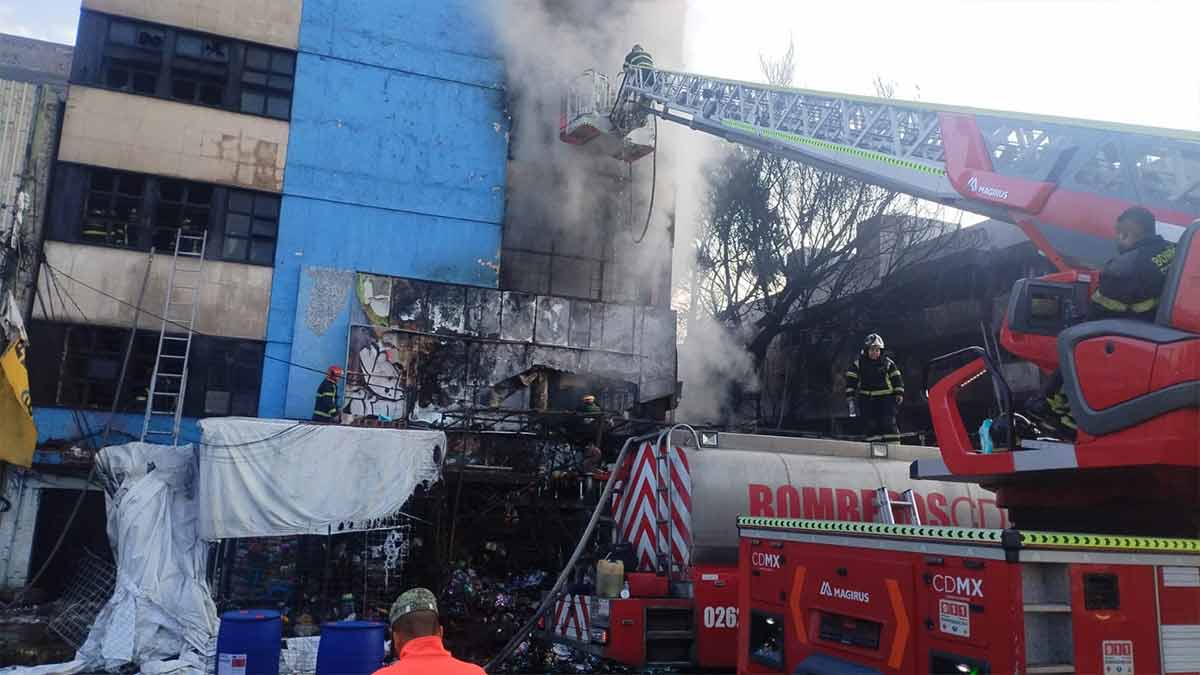 Incendio en el Mercado de Sonora de la CDMX consume un centenar de puestos