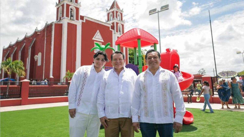 Gobernador Joaquín Díaz Mena entrega parques rehabilitados para las familias de Baca