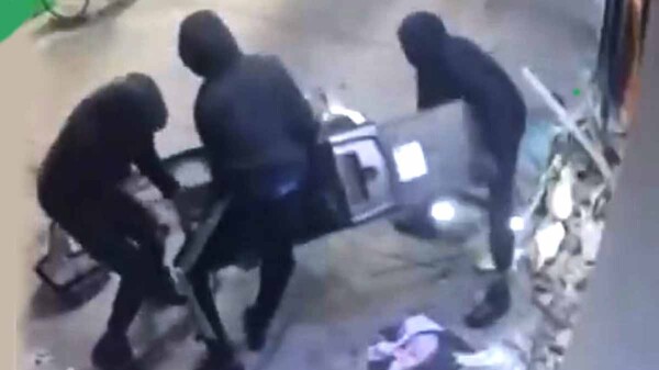 Banda de asaltantes en Chicago es captada robando un cajero completo