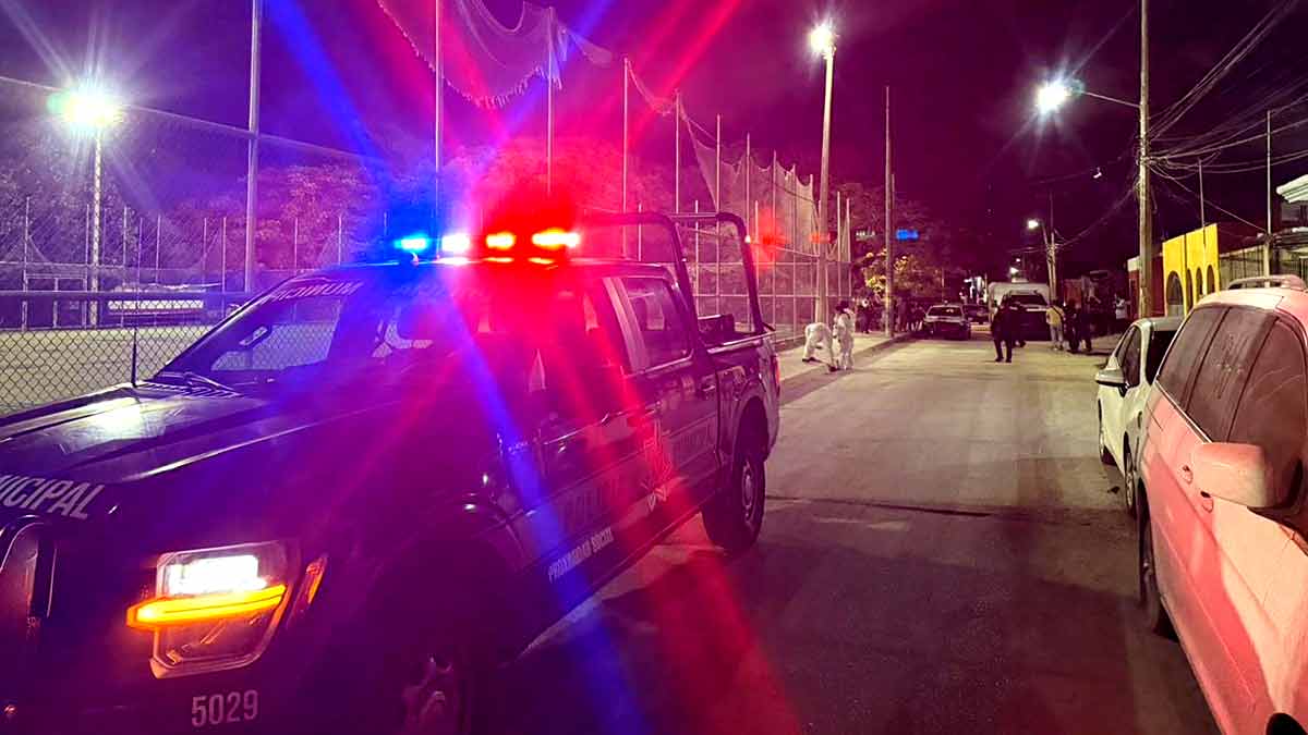 Sujeto asesina a puñaladas a una mujer en parque de Cancún