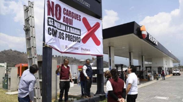 Profeco exhibe a gasolineras por vender combustible a precios elevados