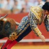Toro hiere de gravedad al diestro Morante de la Puebla en Sevilla