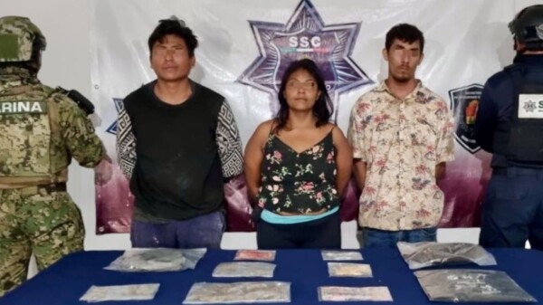Detienen a tres personas en Cozumel con presuntas drogas y una moto sin placas