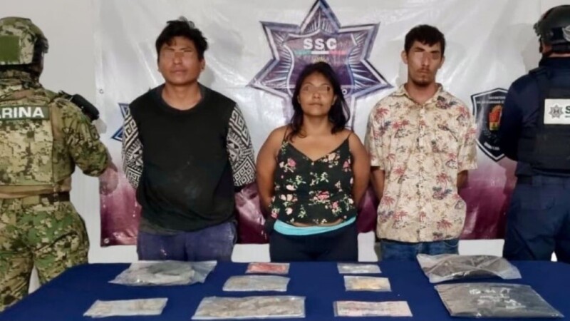 Detienen a tres personas en Cozumel con presuntas drogas y una moto sin placas