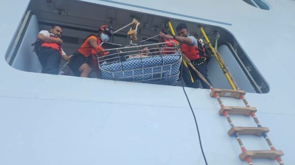 Tras sufrir infarto evacúan a turista extranjera de crucero frente a Isla Mujeres