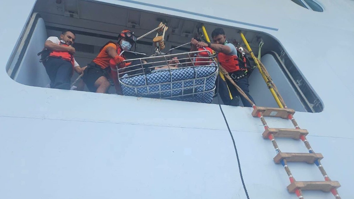 Tras sufrir infarto evacúan a turista extranjera de crucero frente a Isla Mujeres
