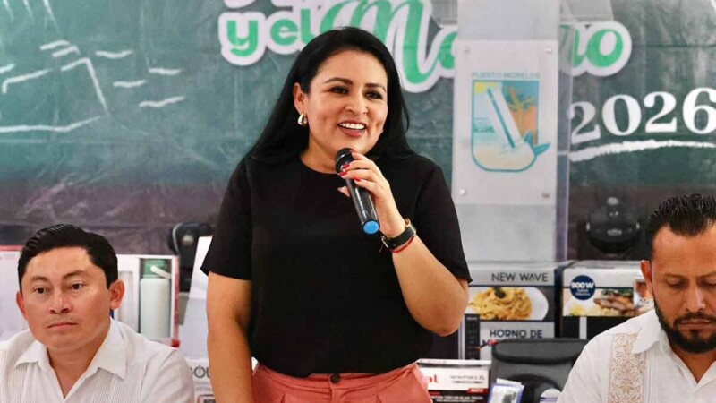 Celebra Blanca Merari al magisterio de Puerto Morelos por el día del maestro