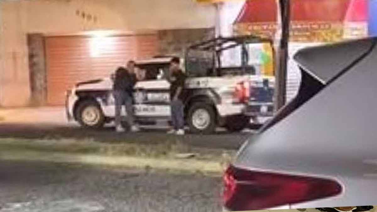 Exhiben a policías anunciando tamales desde patrulla en Tlaxcala