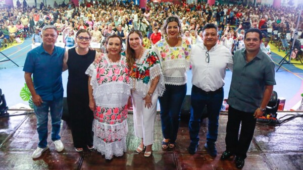 Atenea celebra a las madres de Isla Mujeres con música, show cómico y muchos regalos