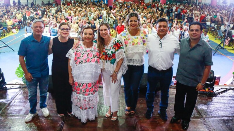 Atenea celebra a las madres de Isla Mujeres con música, show cómico y muchos regalos