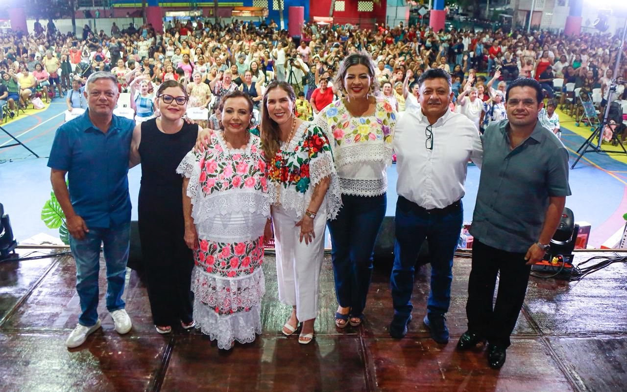 Atenea celebra a las madres de Isla Mujeres con música, show cómico y muchos regalos