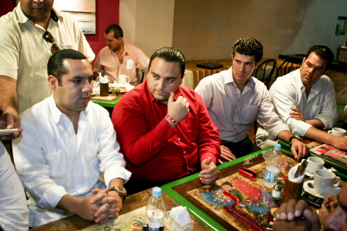 Tiempos felices del "gran Bebo (Beto Borge) y su pandilla. En la imagen cuando era diputado Federal por Quintana Roo,  ofreció junto con cinco legisladores más de su partido (PRI), una conferencia de prensa en donde señalaron la estrategia  del tricolor para las elecciones. En la foto  lo acompañan Canek Vázquez,  quien además de ser diputado federal es el presidente del Frente Juvenil del PRI, el ex diputado Federico Madrazo y Rogelio Díaz  Brown, diputado por el estado de Sonora.