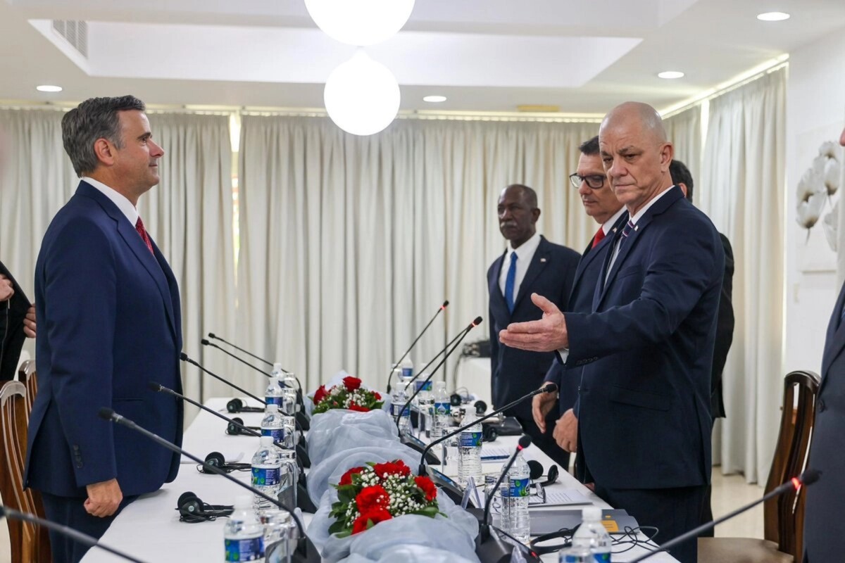 La Agencia Central de Inteligencia de Estados Unidos difundió imágenes en las cuales aparece su director, John Ratcliffe (izquierda), reunido con representantes del gobierno de Cuba, entre ellos, Ramón Romero Curbelo (derecha), jefe de Inteligencia.