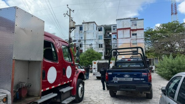 Colapsa escalera de edificio en fraccionamiento Corales, Cancún