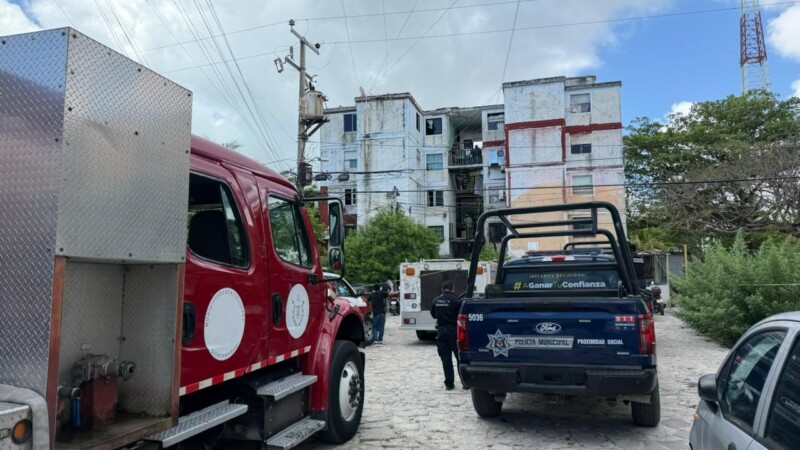 Colapsa escalera de edificio en fraccionamiento Corales, Cancún