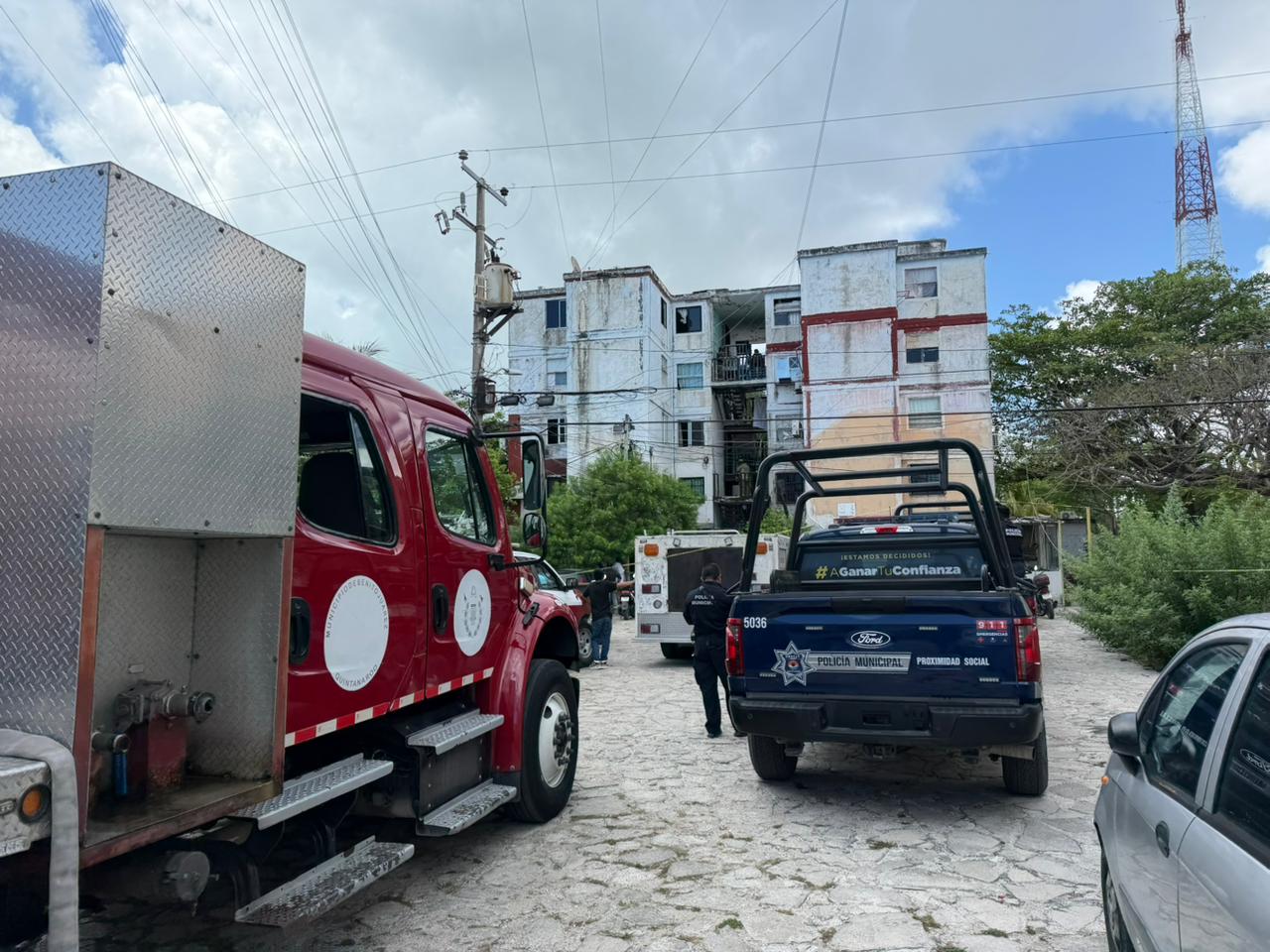 Colapsa escalera de edificio en fraccionamiento Corales, Cancún