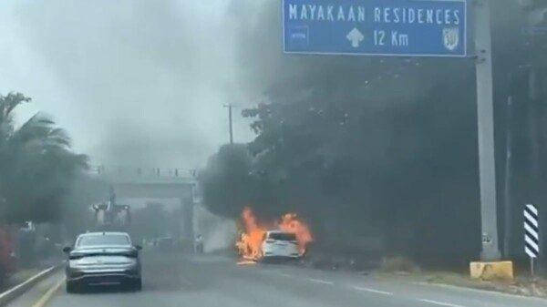 Se incendia taxi en el bulevar Colosio de Cancún a la altura del acceso al aeropuerto
