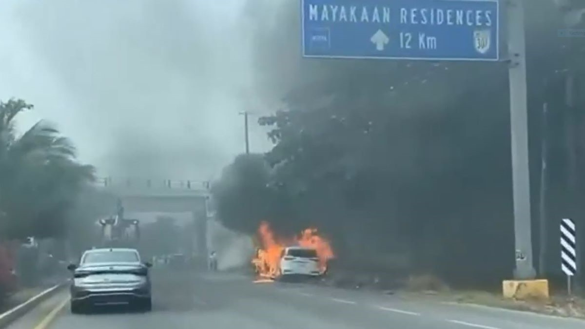 Se incendia taxi en el bulevar Colosio de Cancún a la altura del acceso al aeropuerto