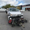 Caos vehicular por choque entre auto y moto en Cancún