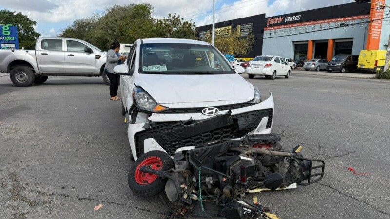 Caos vehicular por choque entre auto y moto en Cancún