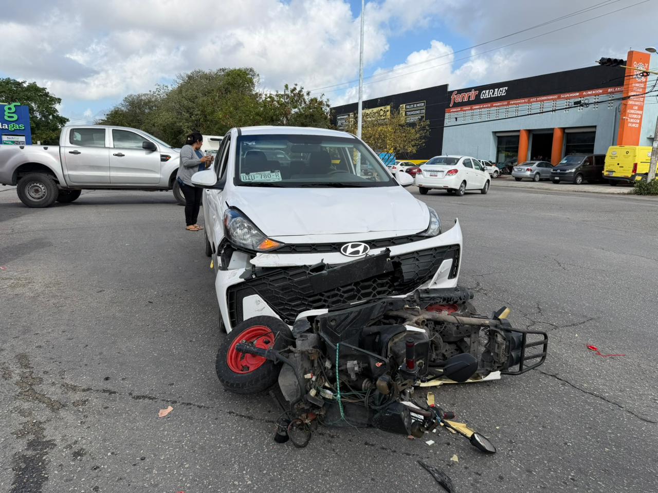 Caos vehicular por choque entre auto y moto en Cancún