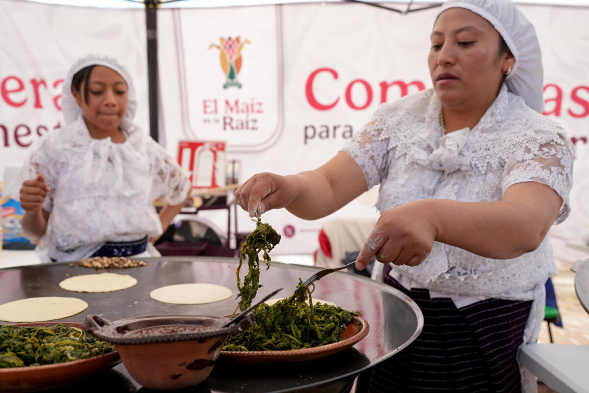En Jocotitlán, Estado de México, las Comaleras del Bienestar elaborando sus deliciosos platillos e inmejorables tortillas.