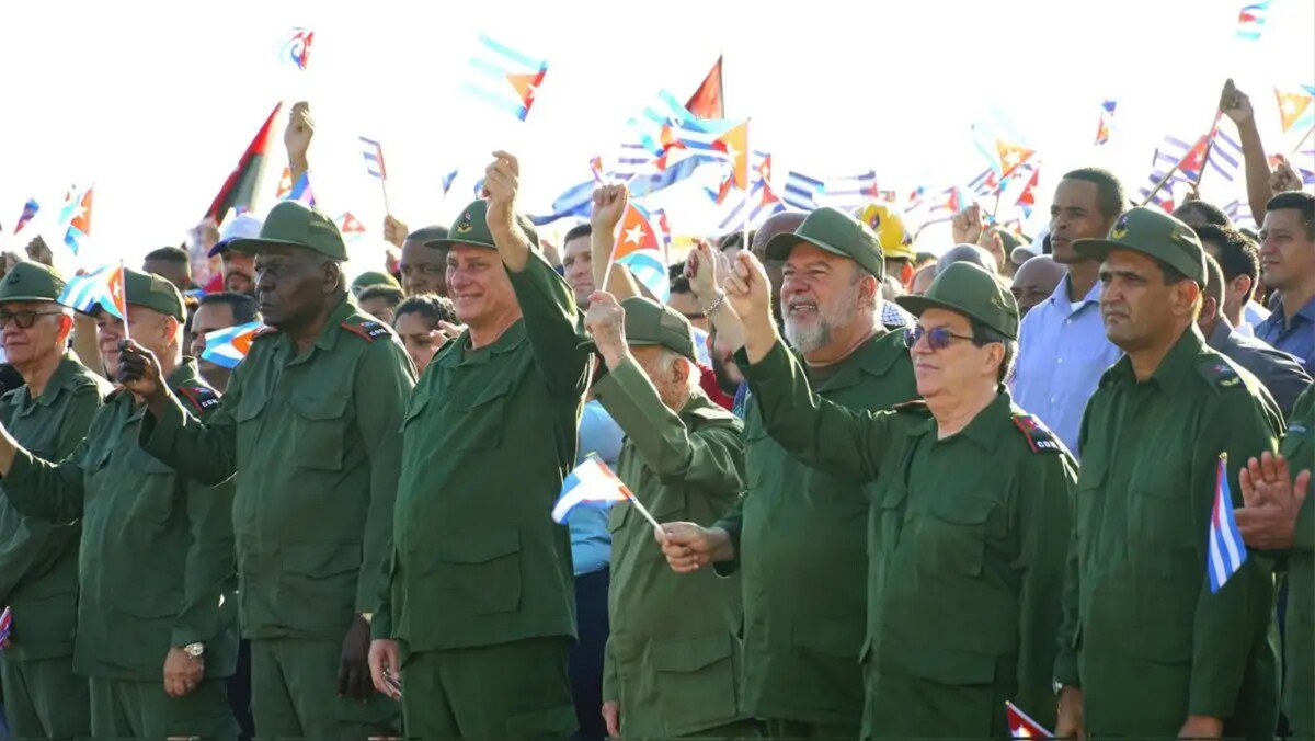 El presidente de Cuba, Miguel Díaz-Canel, encabezó la concentración en la Tribuna Antimperialista José Martí, donde el pueblo de la capital rechazó la acusación del Departamento de Justicia de Estados Unidos contra el líder de la Revolución, Raúl Castro.