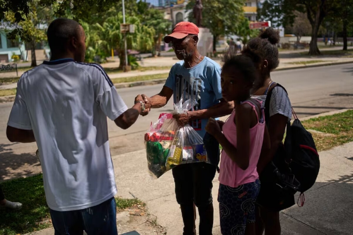 Una familia, parte del heroico pueblo cubano que ha soportado más de 60 años de bloqueo estadounidense, recibe ayuda humanitaria enviada por el gobierno de México.