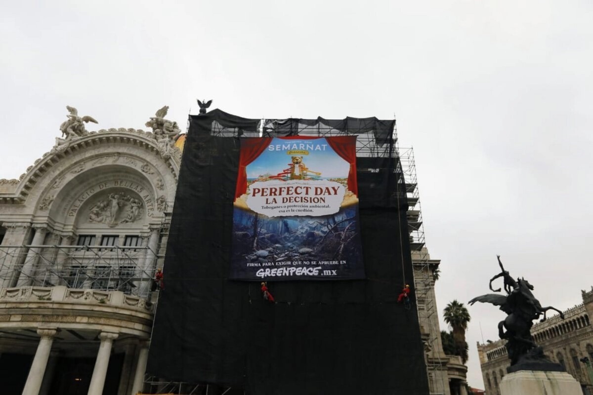 Despliegan manta en Bellas Artes contra proyecto en Mahahual