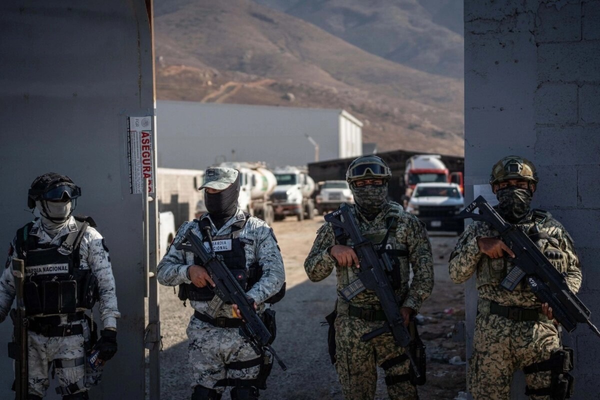 Elementos de la Defensa resgaurdan un predio donde se detectaron dos tráilers con 'huachicol' en Tijuana, Baja California, el 23 de septiembre de 2025.