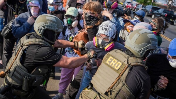 Migrantes detenidos por ICE en huelga de hambre por sexto día