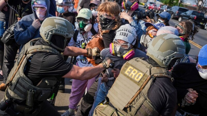 Migrantes detenidos por ICE en huelga de hambre por sexto día
