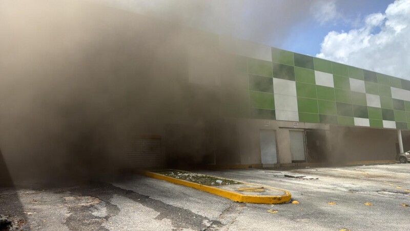 Se incendia Plaza Mis Héroes de Cancún