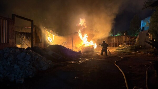 Voraz incendio deja a familia sin hogar en la colonia La Jungla en Cancún