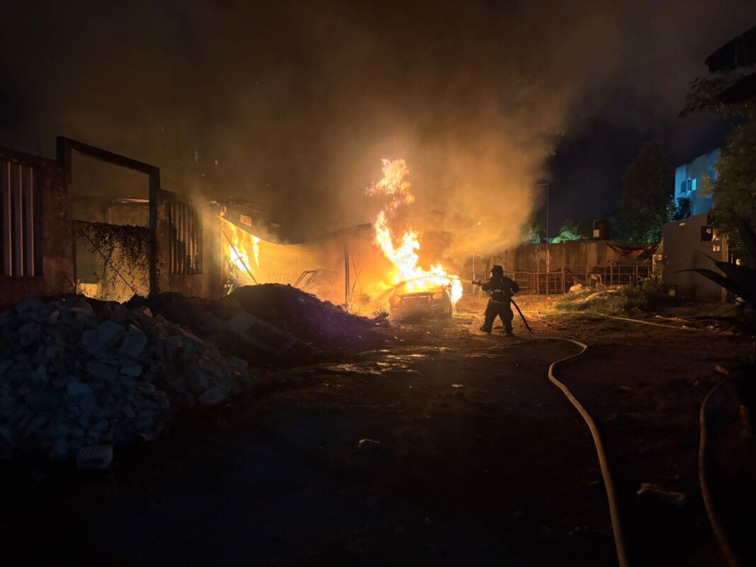 Voraz incendio deja a familia sin hogar en la colonia La Jungla en Cancún