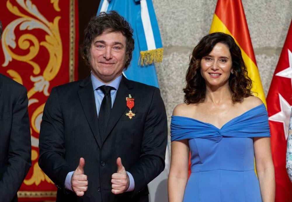 La presidenta de la Comunidad de Madrid, Isabel Díaz Ayuso, en junio de 2024, recibe al presidente de Argentina, Javier Milei, en un acto en el que le entrega la Medalla Internacional de la Comunidad de Madrid, este viernes en la sede del Gobierno regional. 