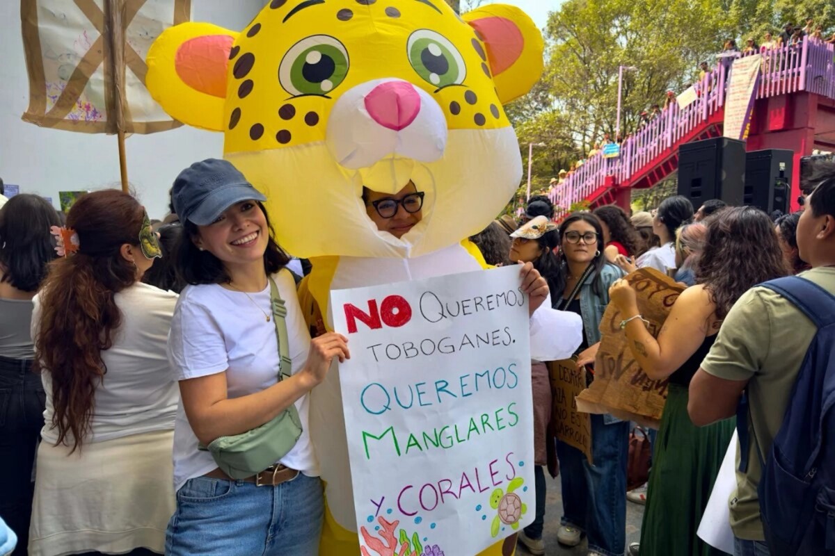 Ambientalistas protestaron frente a las oficinas de la Semarnat en la CDMX en demanda de que la dependencia dé a conocer las razones técnicas que derivaron en la negativa a otorgar permisos a Royal Caribbean para construir el parque acuático Perfect Day en Quintana Roo, a fin de eliminar la posibilidad de que la firma intente llevar el plan a otro sitio. 