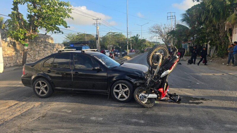 Motociclista grave tras brutal choque en Rancho Viejo en Cancún