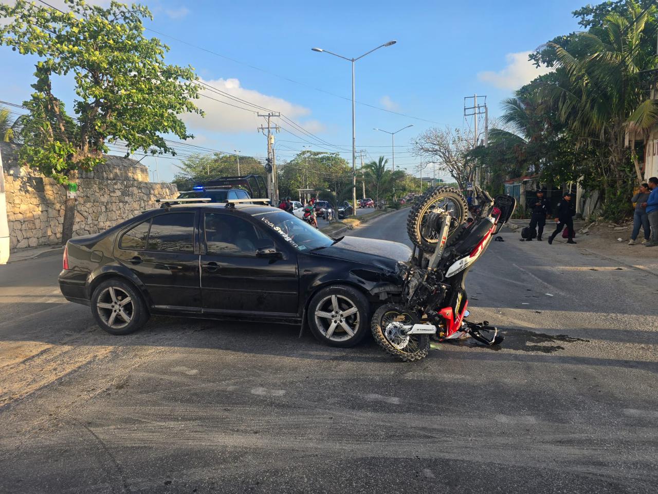 Motociclista grave tras brutal choque en Rancho Viejo en Cancún