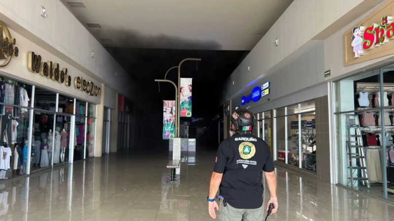 Cierran Mi Plaza Héroes tras incendio que consumió tienda de ropa en Cancún