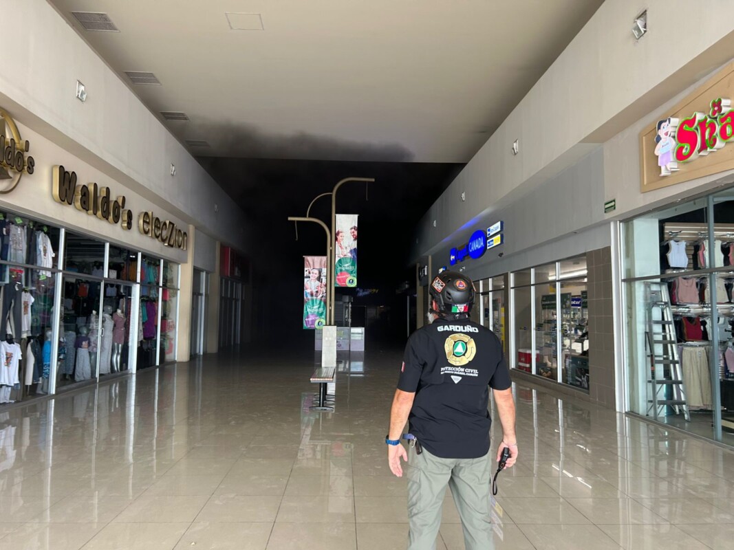 Cierran Mi Plaza Héroes tras incendio que consumió tienda de ropa en Cancún