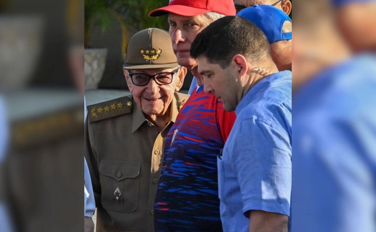 La celebración por el Día del Trabajo se realizó frente a la embajada estadunidense, en la explanada denominada Tribuna Antimperialista, en lugar de la Plaza de la Revolución, donde siempre se ha llevado a cabo, y con la consigna la patria se defiende. En la imagen de la derecha aparecen Raúl Castro y su nieto, Raúl G. Rodríguez Castro, quienes encabezaron la movilización en La Habana. 