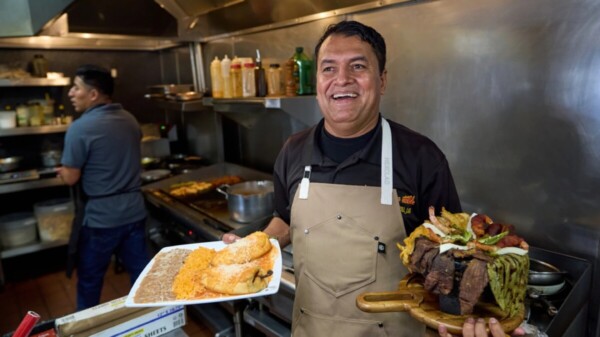Combaten restaurantes mexicanos a antimigrantes en 5 de Mayo