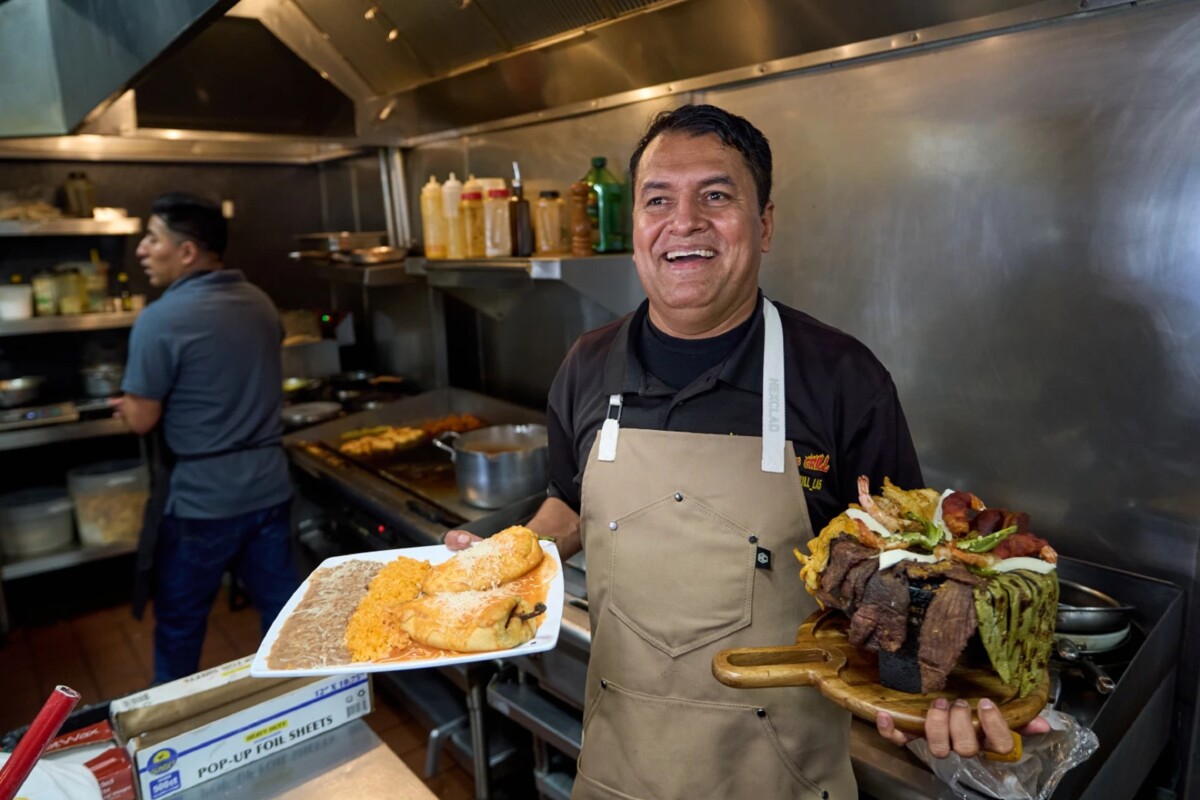 Combaten restaurantes mexicanos a antimigrantes en 5 de Mayo