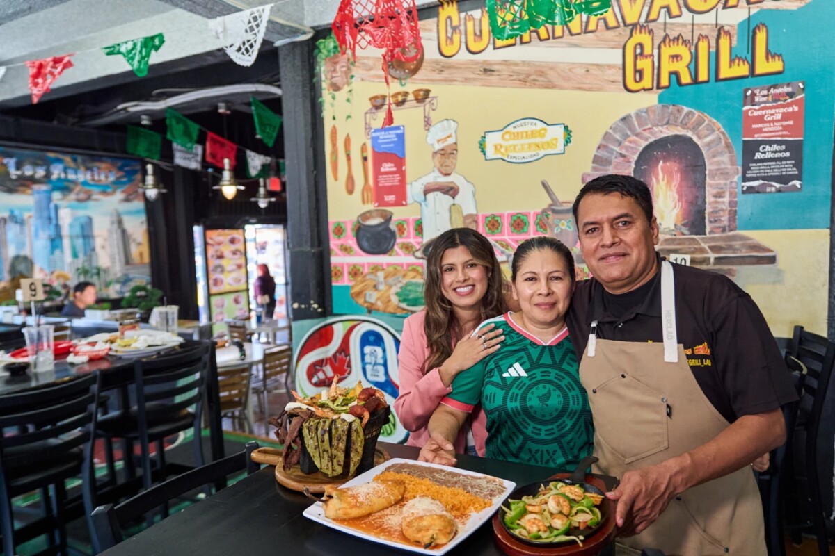 El chef Marco Mendoza, a la derecha, su esposa Maria Luisa Mendoza, en el centro, y su hija Nayomie Mendoza, posan para una foto en su restaurante mexicano Cuernavaca’s Grill en el centro de Los Ángeles.