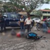Se pasa alto en avenida de Cancún y provoca que lo impacten dos motociclistas