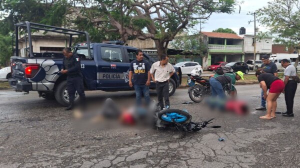 Se pasa alto en avenida de Cancún y provoca que lo impacten dos motociclistas